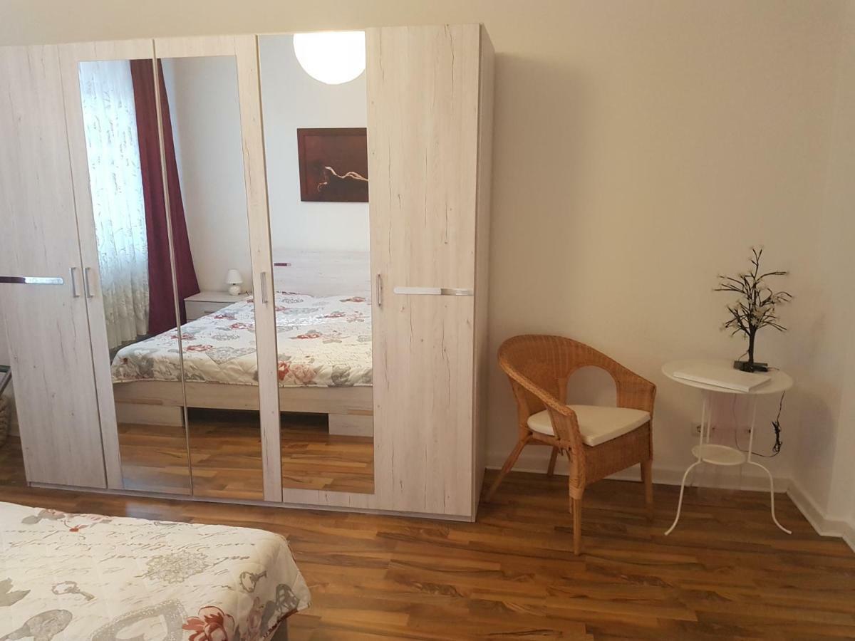 Schoene In * Essen